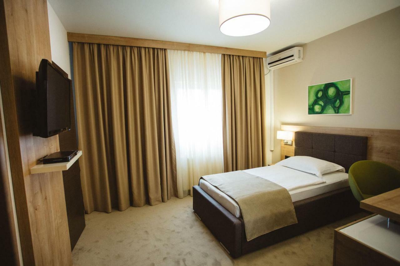 Hotel Zelenkrov Cepin Extérieur photo