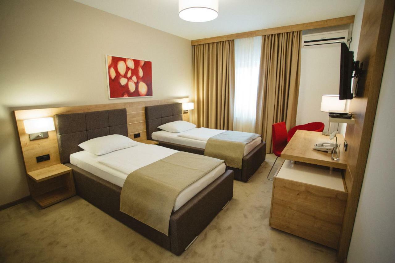 Hotel Zelenkrov Cepin Extérieur photo