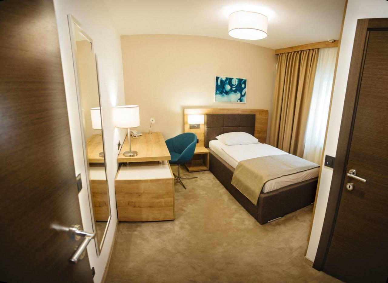 Hotel Zelenkrov Cepin Extérieur photo