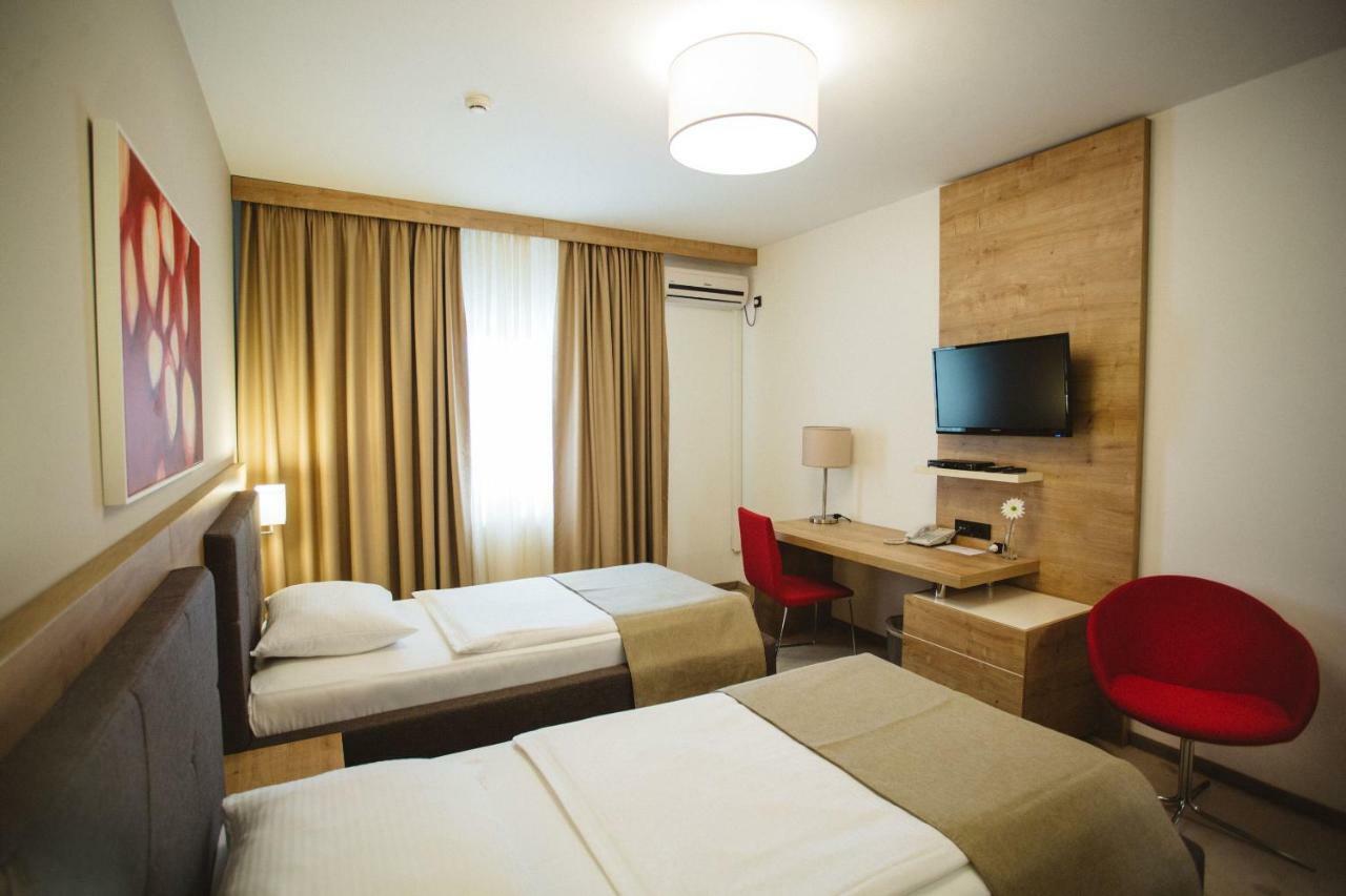 Hotel Zelenkrov Cepin Extérieur photo